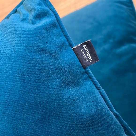 Simons Velvet Teal Decorative Pillows (2 pack) - Picture 6 of 6